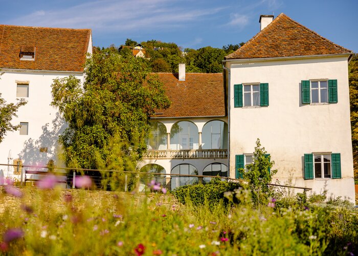 Schloss Hartberg mit Blumenwiese | ©  Oststeiermark Tourismus | Wolfgang Spekner