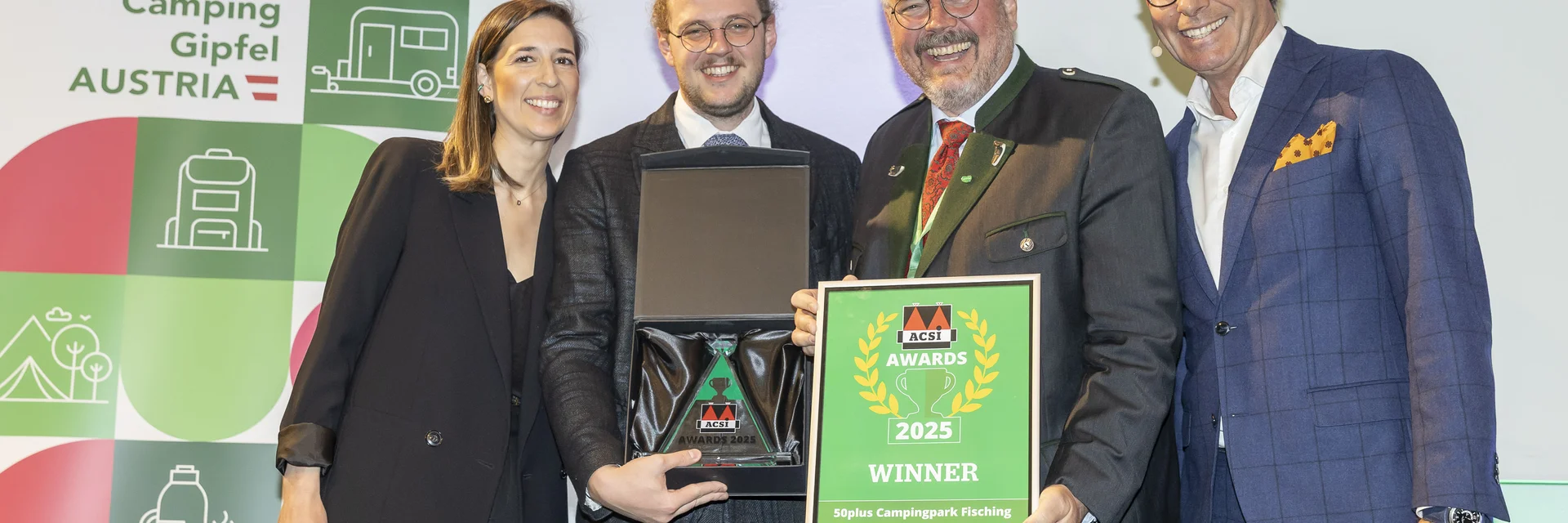Bei der Verleihung des ACSI Awards 2025 (v.l.n.r.): [Dilek Özan, Acsi – Rainer und Bernd Pfandl, 50plus Campingpark Fisching – Ramon van Reine CEO ACSI | © www.fotofischer.at | Foto Fischer Bei der Verleihung des ACSI Awards 2025 (v.l.n.r.): [Dilek Özan, Acsi – Rainer und Bernd Pfandl, 50plus Campingpark Fisching – Ramon van Reine CEO ACSI | © www.fotofischer.at | Foto Fischer